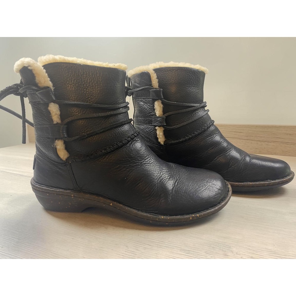 UGG Australia Caspia Pebbled Leather Shearling Lined Black Ankle Boots Womens 8